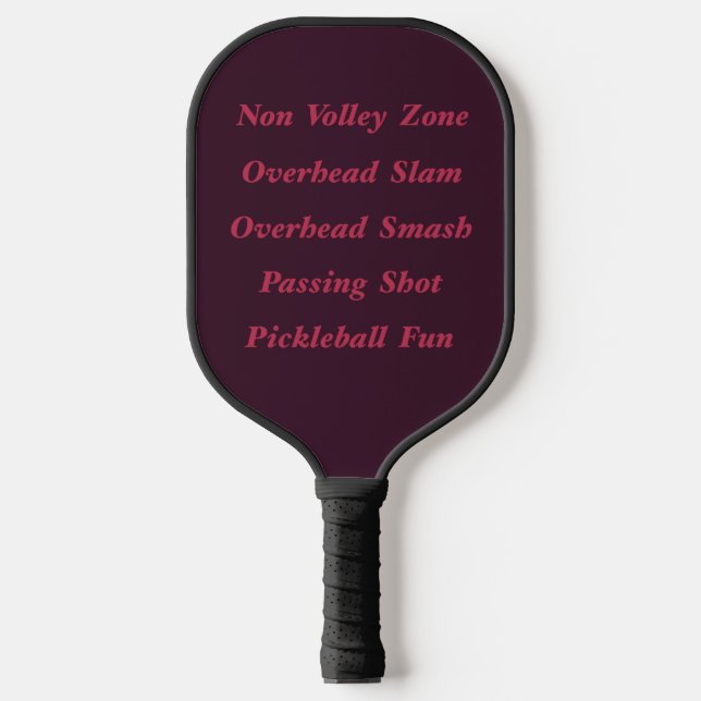 In einem Pickleball-Spiel werden Redewendungen und Pickleball Schläger (Vorderseite)