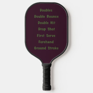 In einem Pickleball-Spiel werden Redewendungen und Pickleball Schläger
