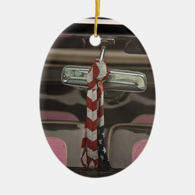 In einem rockabilen Auto Keramik Ornament (Vorne)