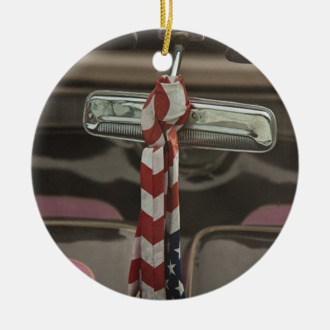 In einem rockabilen Auto Keramik Ornament (Vorne)