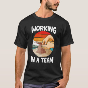 In einem Team arbeiten Katze Ton Keramik Töpferei T-Shirt