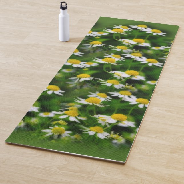 In einem traumhaften Feld der Kamille Yogamatte (Beispiel)