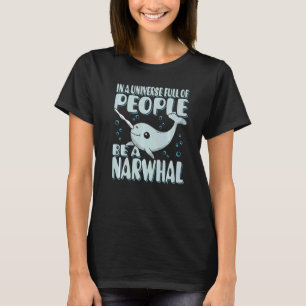 In einem Universum voller Menschen ist ein Narwal T-Shirt