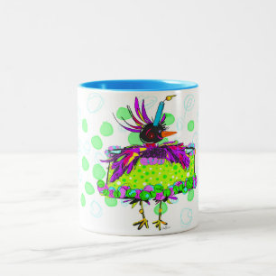 In einer Geburtstagskuchen-Tasse knurrend. Zweifarbige Tasse