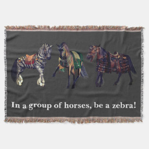 In einer Gruppe von Pferden, sei ein Zebra! Decke
