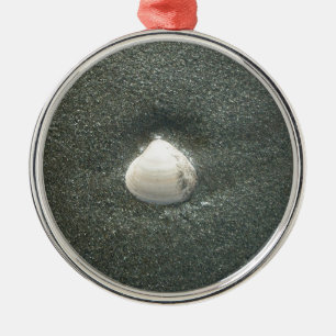 In einer Muschel gefangen: Minimalistische Meeresm Silbernes Ornament