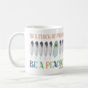 In einer Schar Tauben sei ein Pfau Kaffeetasse