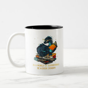 in einer Welt der Buchwürmer ein Buch Dragon T -  Zweifarbige Tasse