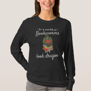 In einer Welt der Buchwürmer ist ein Buch-Drachenb T-Shirt