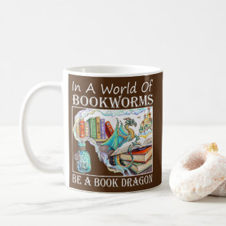 In einer Welt der Buchwürmer ist ein Buchdrache Kaffeetasse