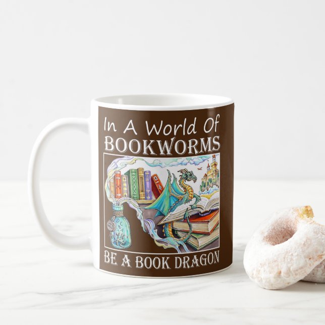 In einer Welt der Buchwürmer ist ein Buchdrache Kaffeetasse (Mit Donut)