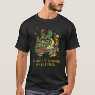 In einer Welt der Buchwürmer ist ein Buchdrache T-Shirt