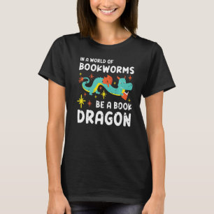 In einer Welt der Buchwürmer ist ein Buchdrachen b T-Shirt