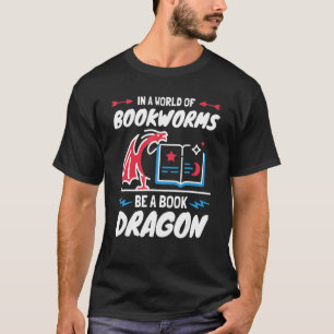 In einer Welt der Buchwürmer ist ein Buchdrachen b T-Shirt