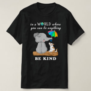 in einer Welt, in der man alles irgendwie sein kan T-Shirt