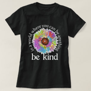 in einer Welt, in der man alles Mögliche sein kan T-Shirt