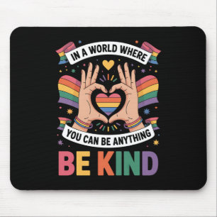 In einer Welt, in der man alles sein kann, sei fre Mousepad