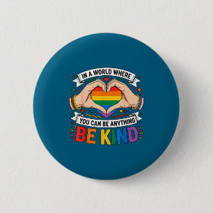 In einer Welt Sei freundlich Regenbogen Herz Stolz Button