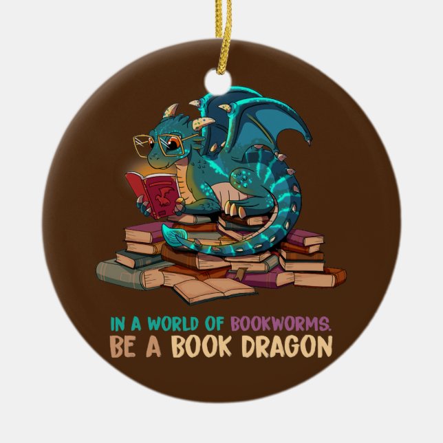 In einer Welt voller Buchwürmer ist ein Buchdrache Keramik Ornament (Vorne)
