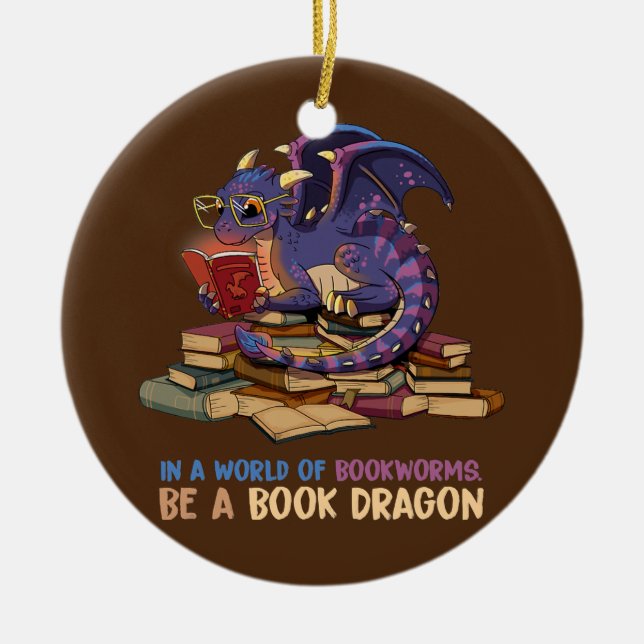 In einer Welt voller Buchwürmer ist ein Buchdrache Keramik Ornament (Vorne)