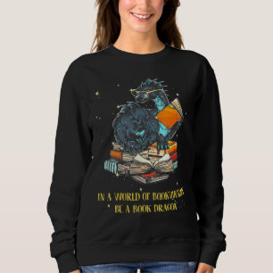 In einer Welt voller Buchwürmer ist ein Buchdrache Sweatshirt