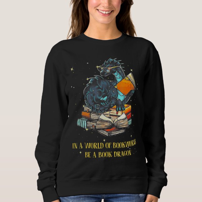 In einer Welt voller Buchwürmer ist ein Buchdrache Sweatshirt (Vorderseite)