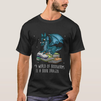 In einer Welt voller Buchwürmer ist ein Buchdrache T-Shirt
