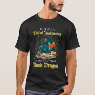 In einer Welt voller Buchwürmer ist ein Buchdrache T-Shirt