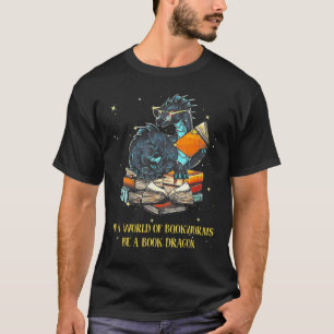 In einer Welt voller Buchwürmer ist ein Buchdrache T-Shirt