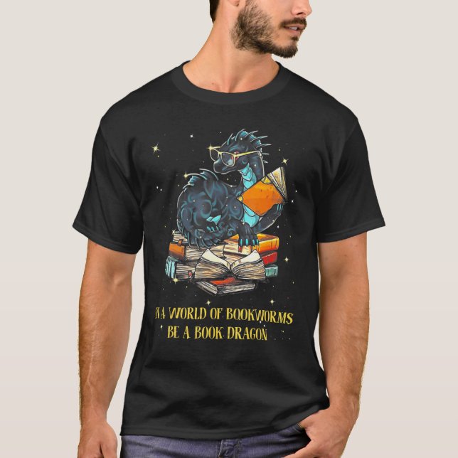 In einer Welt voller Buchwürmer ist ein Buchdrache T-Shirt (Vorderseite)
