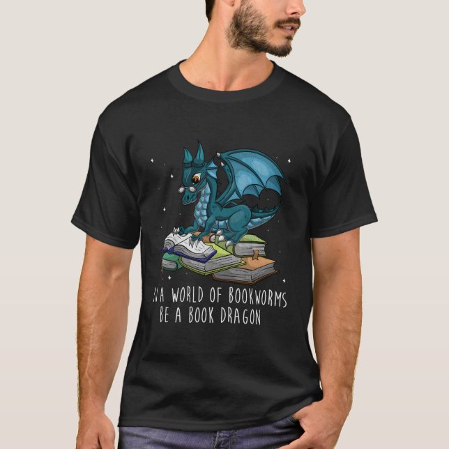In einer Welt voller Buchwürmer ist ein Buchdrache T-Shirt (Vorderseite)