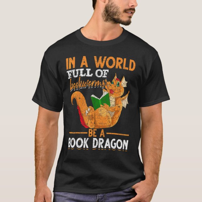 In einer Welt voller Buchwürmer sei ein Buchdrache T-Shirt (Vorderseite)