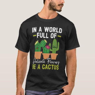 In einer Welt voller delikater Blume ist ein Kakte T-Shirt