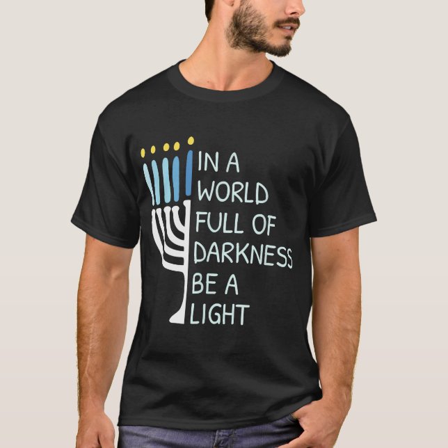 In einer Welt voller Dunkelheit ist ein leichter H T-Shirt (Vorderseite)