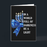 In einer Welt voller Dunkelheit sei ein Licht Froh Karte<br><div class="desc">In einer Welt voller Dunkelheit sei ein Licht Frohes Hanukkah _1</div>
