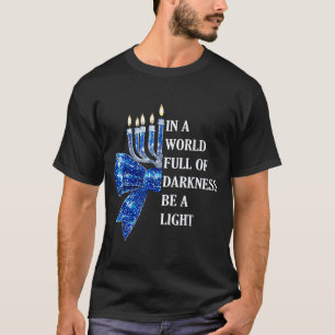 In einer Welt voller Dunkelheit sei ein Licht Froh T-Shirt
