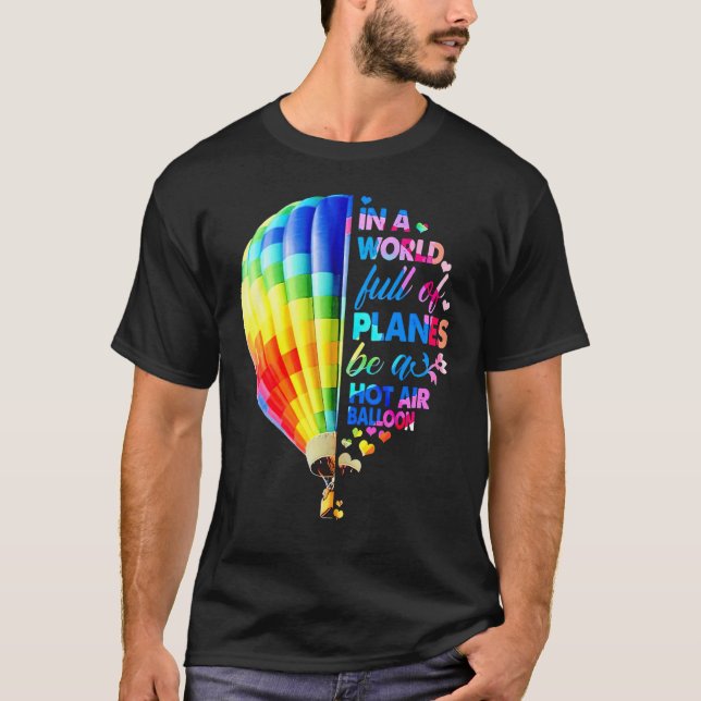 In einer Welt voller Flugzeug ist ein Heißluftball T-Shirt (Vorderseite)