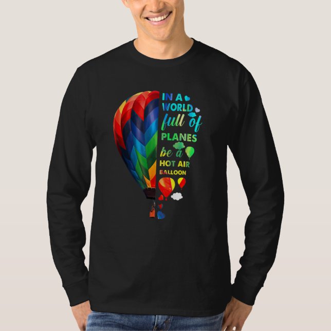 In einer Welt voller Flugzeug ist ein Heißluftball T-Shirt (Vorderseite)