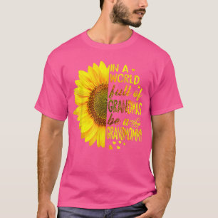 In einer Welt voller Großmütter ist Grandmama Sunf T-Shirt