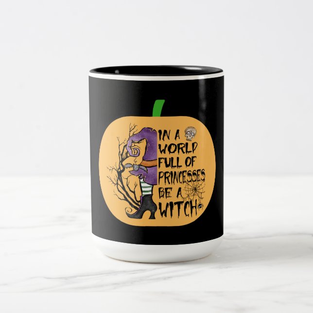 In einer Welt voller Prinzessinnen ist eine Hexe Zweifarbige Tasse (Mittel)