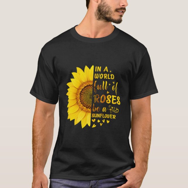 In einer Welt voller Rose ist ein T-Shirt (Vorderseite)