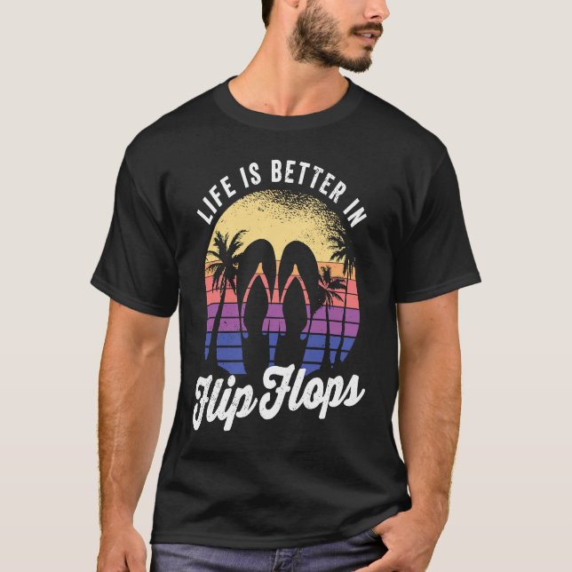 in flip flops for an retro beach vacation T-Shirt (Vorderseite)