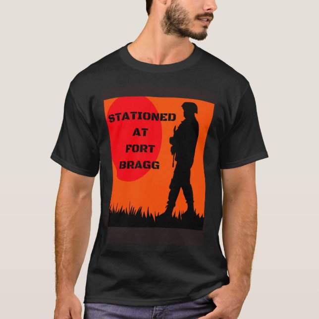 IN FORT BRAGG ERKLÄRT T-Shirt (Vorderseite)