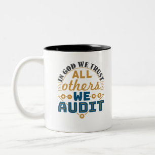In Gott vertrauen wir allen anderen, die wir prüf Zweifarbige Tasse