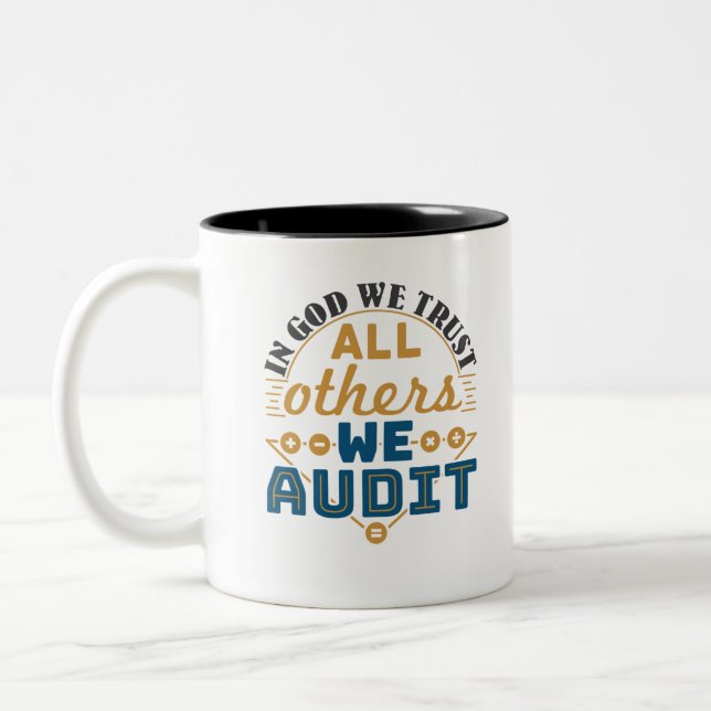 In Gott vertrauen wir allen anderen, die wir prüfe Zweifarbige Tasse (Links)
