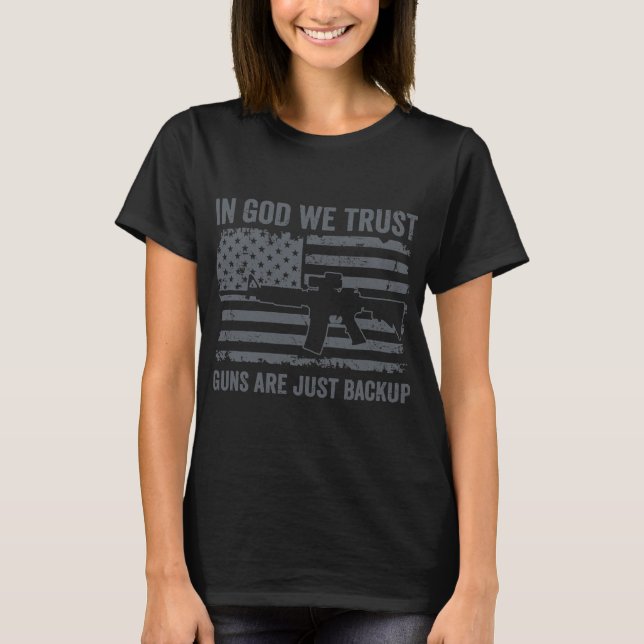 In Gott vertrauen wir darauf, dass Waffen nur ein  T-Shirt (Vorderseite)