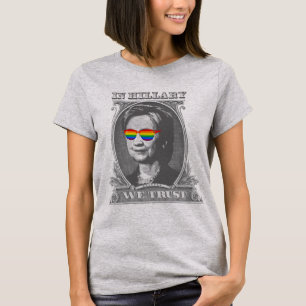 In Hillary vertrauen wir T-Shirt