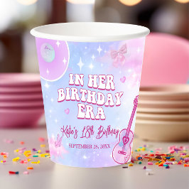 In ihrer Geburtstagsfeier der Ära Pappbecher