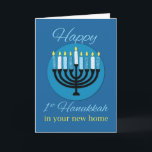 In Ihrer neuen Zuhause First Hanukkah Menorah auf  Karte<br><div class="desc">Eine Erste Hanukkah in Ihrer neuen Zuhause ist eine besondere Feier. Diese Karte wird dieses Geschenk ehren. Blaue Hintergründe unterstreichen die Botschaft. Das Zentrum ist von einer in Blau- und Weißtönen gehaltenen Menorah umgeben.</div>