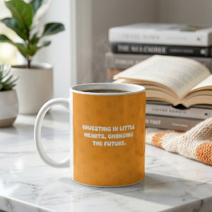 In kleine Herzen investieren, um die Zukunft zu ve Kaffeetasse